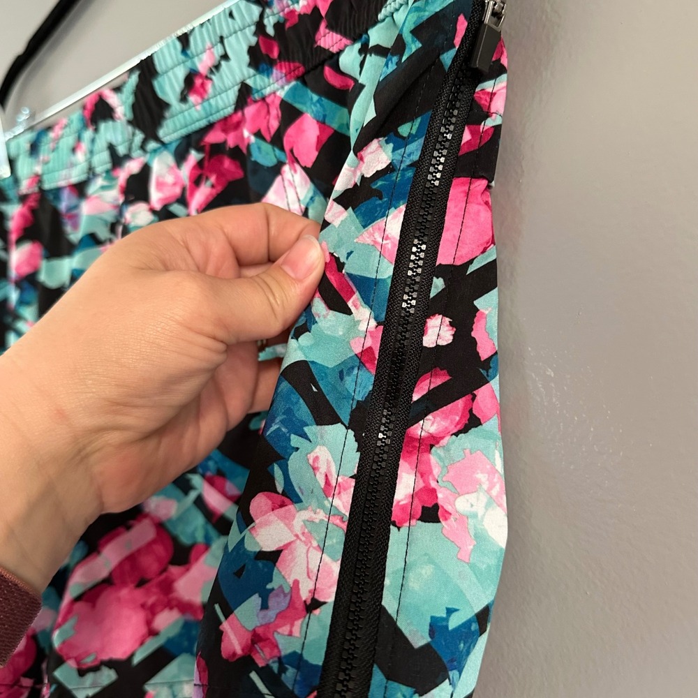 Fabletics Eloise Side Zip Pocket Unlined Athletic Shorts | Geometric Floral - Picture 3 of 12